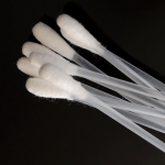 Le prélèvement buccal pour les tests ADN nécessite un coton tige stérile.